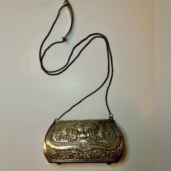 Small Gold Metal Decorative Evening Bag 🌟 - Picture 5 of 7